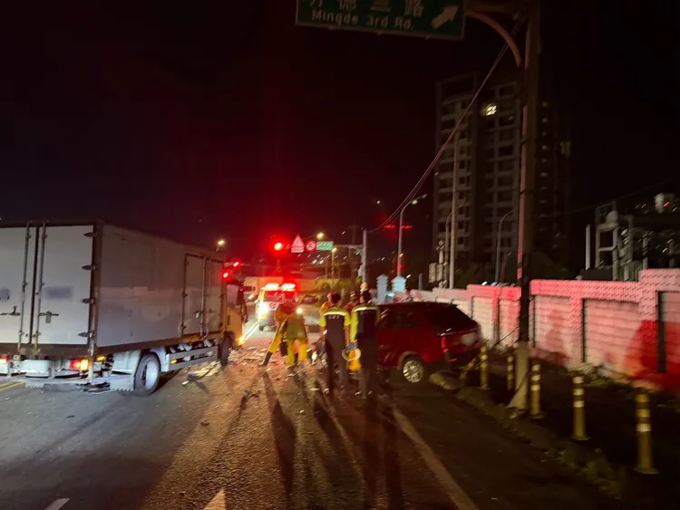 唐女駕駛的紅色轎車遭高速撞上，導致車體嚴重扭曲變形。翻攝照片
