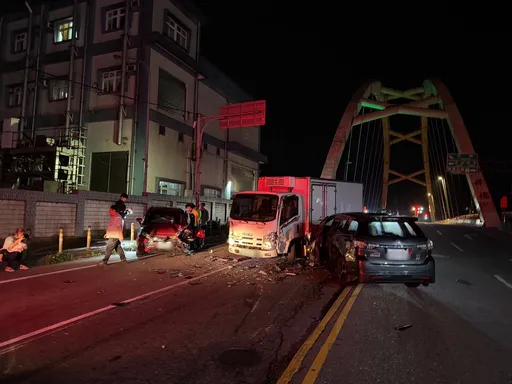 基隆酒駕女過彎衝對向！高速連撞2車釀1人受困　驚悚瞬間曝光