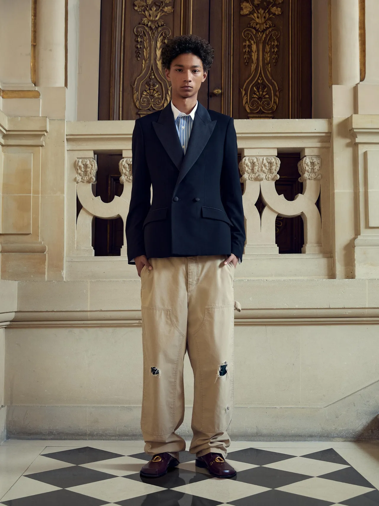 周杰倫選穿的Dior 2026秋季時裝系列黑色雙排扣獵裝。品牌提供