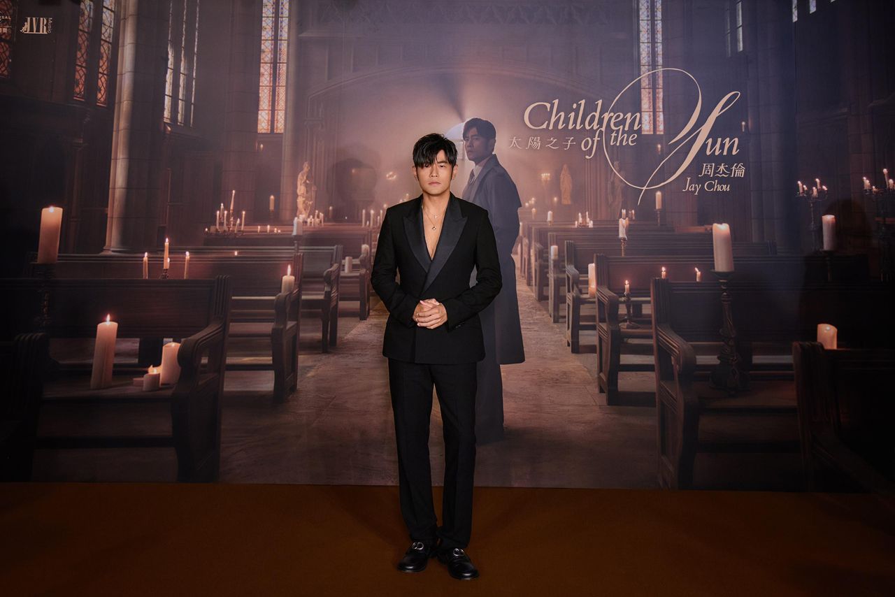 周杰倫穿Dior秀厚實胸膛 戴近65萬珠寶巧妙當「太陽之子」