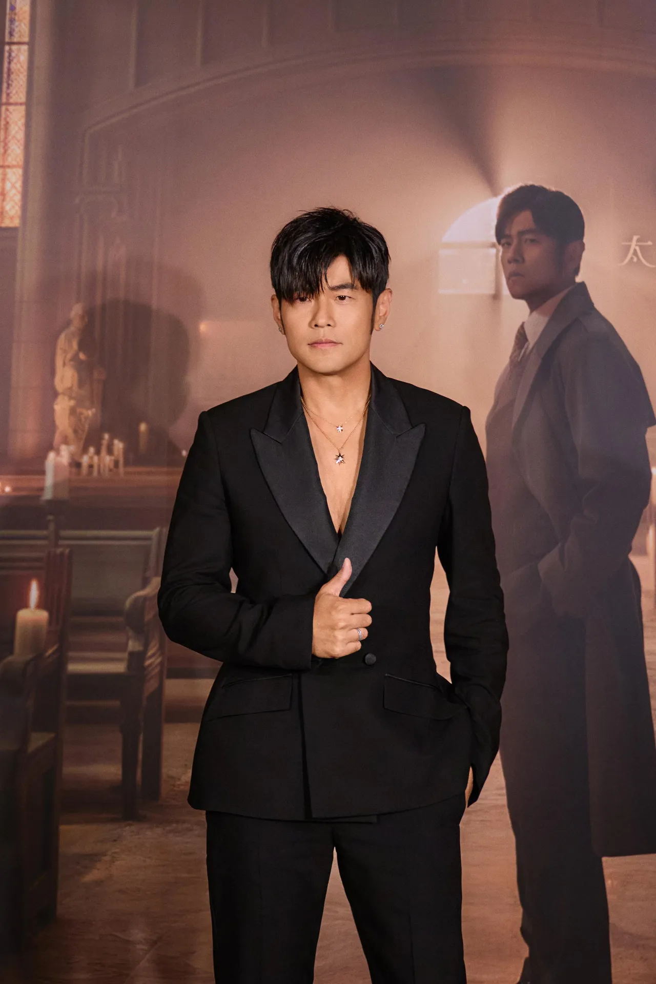 他胸前的Étoile des Vents玫瑰金鑲鑽項鍊與徽章項鍊以太陽造型呼應專輯名稱。品牌提供