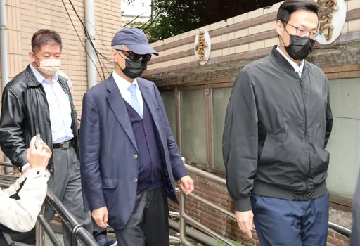 新光前董座吳東進遭求刑5年　鴨舌帽、墨鏡、黑口罩「全副武裝」出庭為傑仕堡背信案辯護