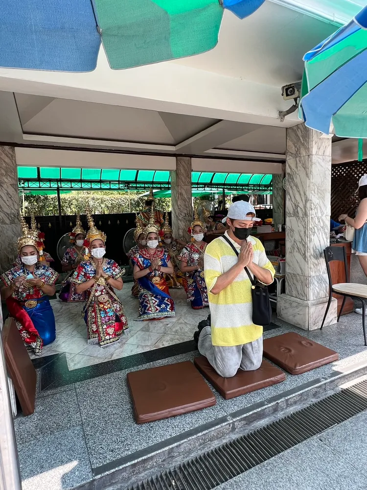 炎亞綸被爆跟劉怡萱一起到曼谷拜四面佛。