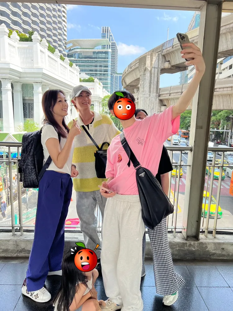 劉怡萱一身貴氣，跟炎亞綸同行友人一起玩自拍。