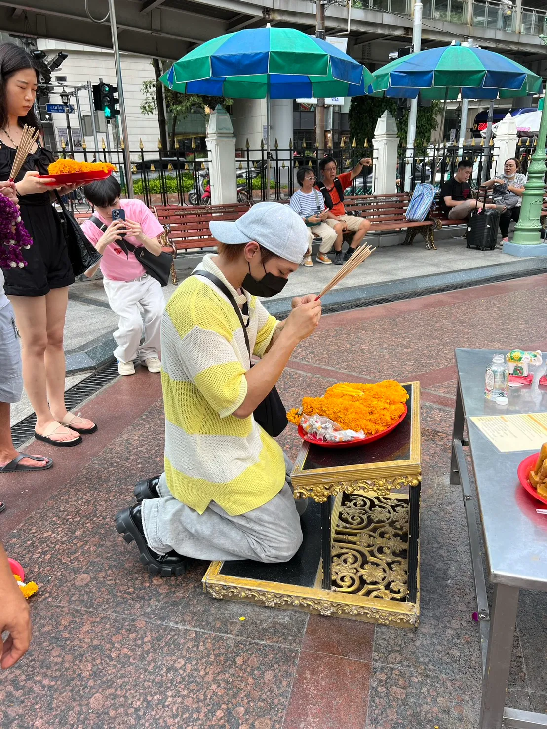 炎亞綸向四面佛誠心跪拜。