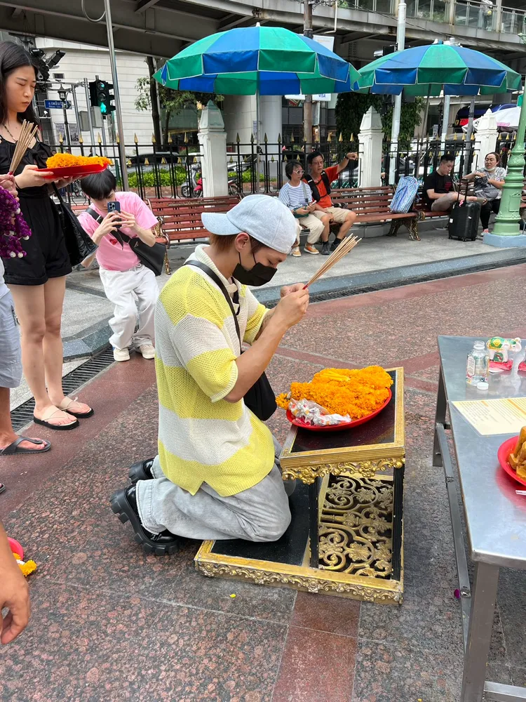 炎亞綸向四面佛誠心跪拜。