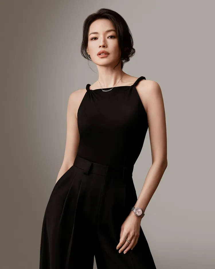 舒淇為卡地亞（Cartier）拍攝全新形象大片，演繹品牌的藍氣球腕錶。品牌提供