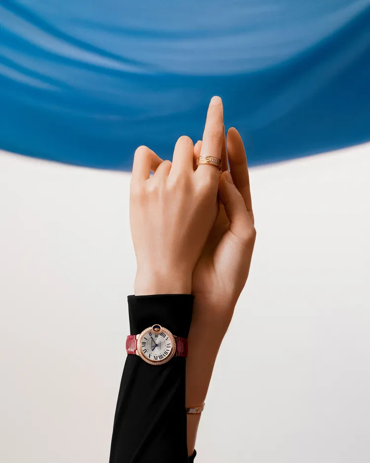 舒淇戴上卡地亞藍氣球腕錶。品牌提供