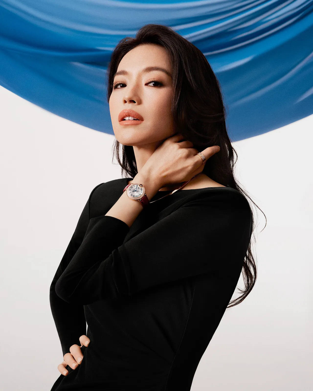 舒淇為卡地亞（Cartier）拍攝全新形象大片，演繹品牌的藍氣球腕錶。品牌提供