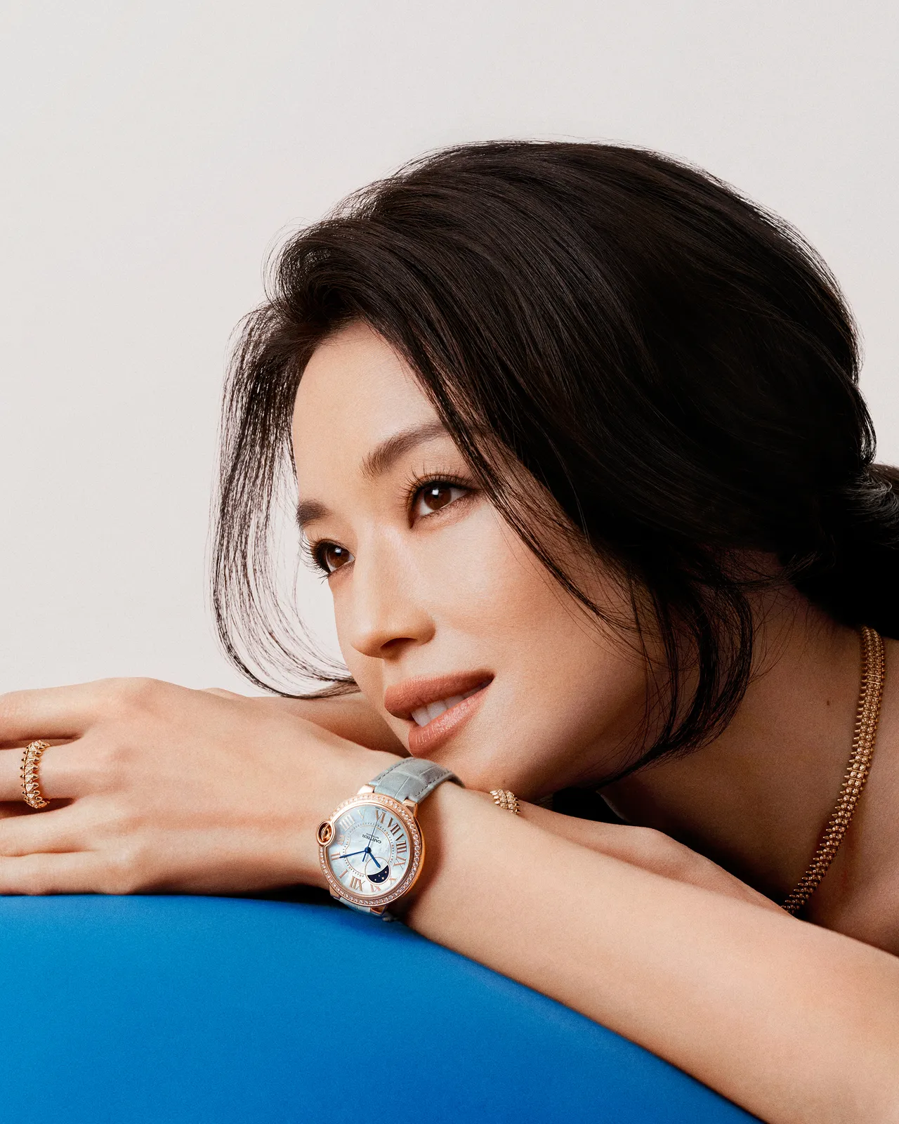 舒淇為卡地亞（Cartier）拍攝全新形象大片，演繹品牌的藍氣球腕錶。品牌提供