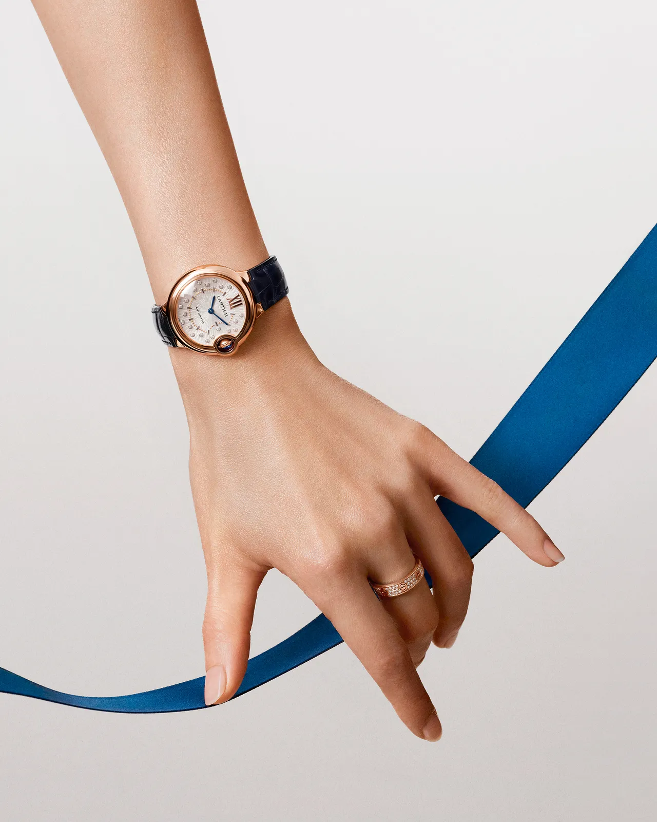 舒淇戴上卡地亞藍氣球腕錶。品牌提供