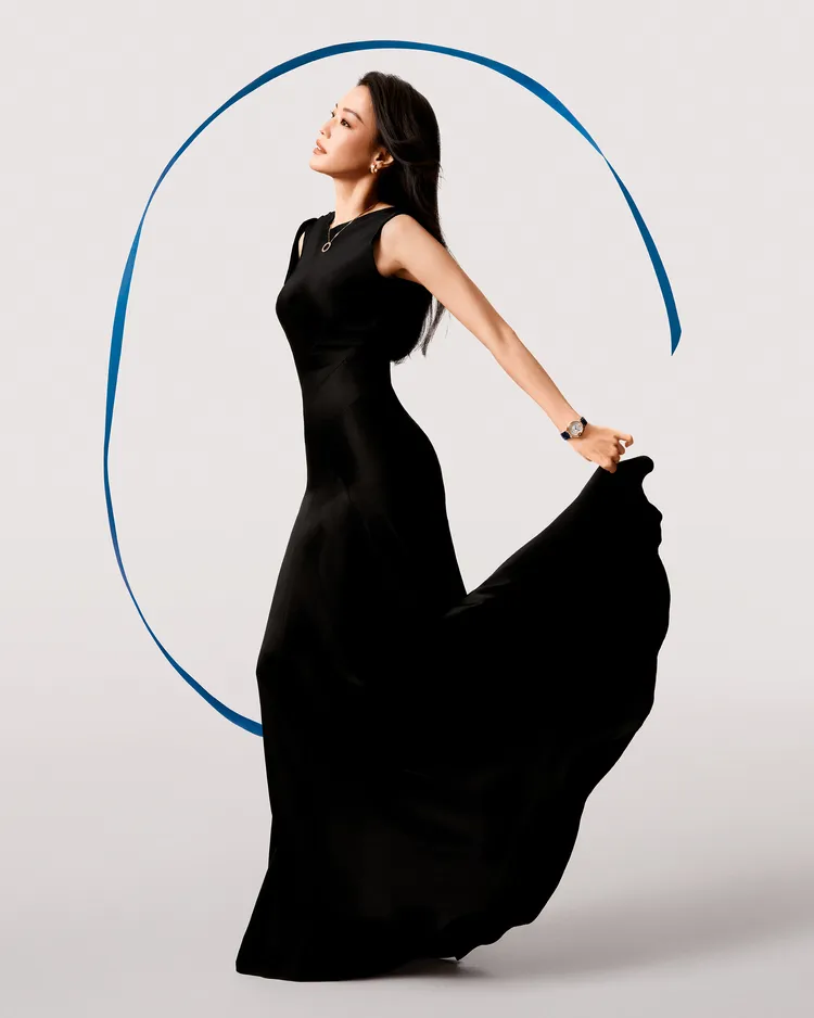 舒淇為卡地亞（Cartier）拍攝全新形象大片，演繹品牌的藍氣球腕錶。品牌提供