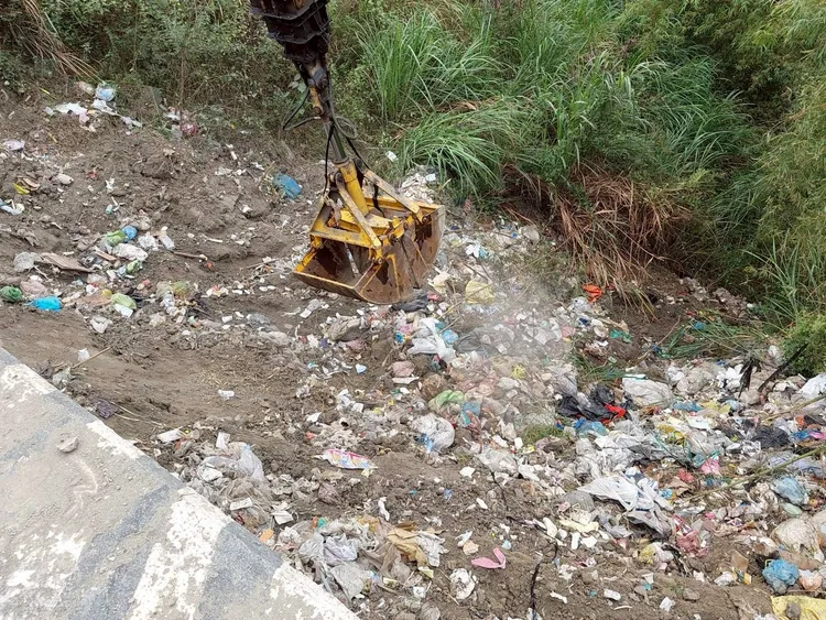 月世界2025年11月間發現大批非法棄置廢棄物。橋檢提供