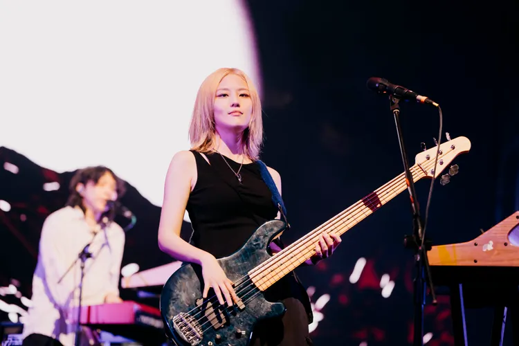 美秀集團貝斯手婷文是團員中的「嬌」點。 浮現祭 EMERGE FEST 提供