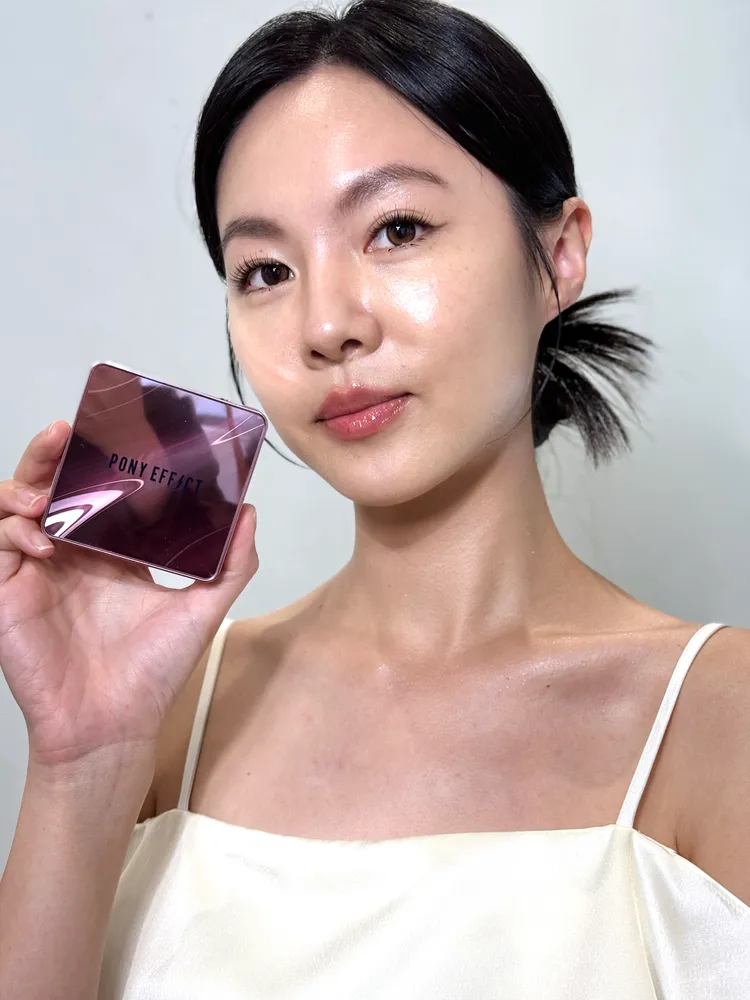 Model示範PONY EFFECT極水透光氣墊粉餅升級版。張家玲攝