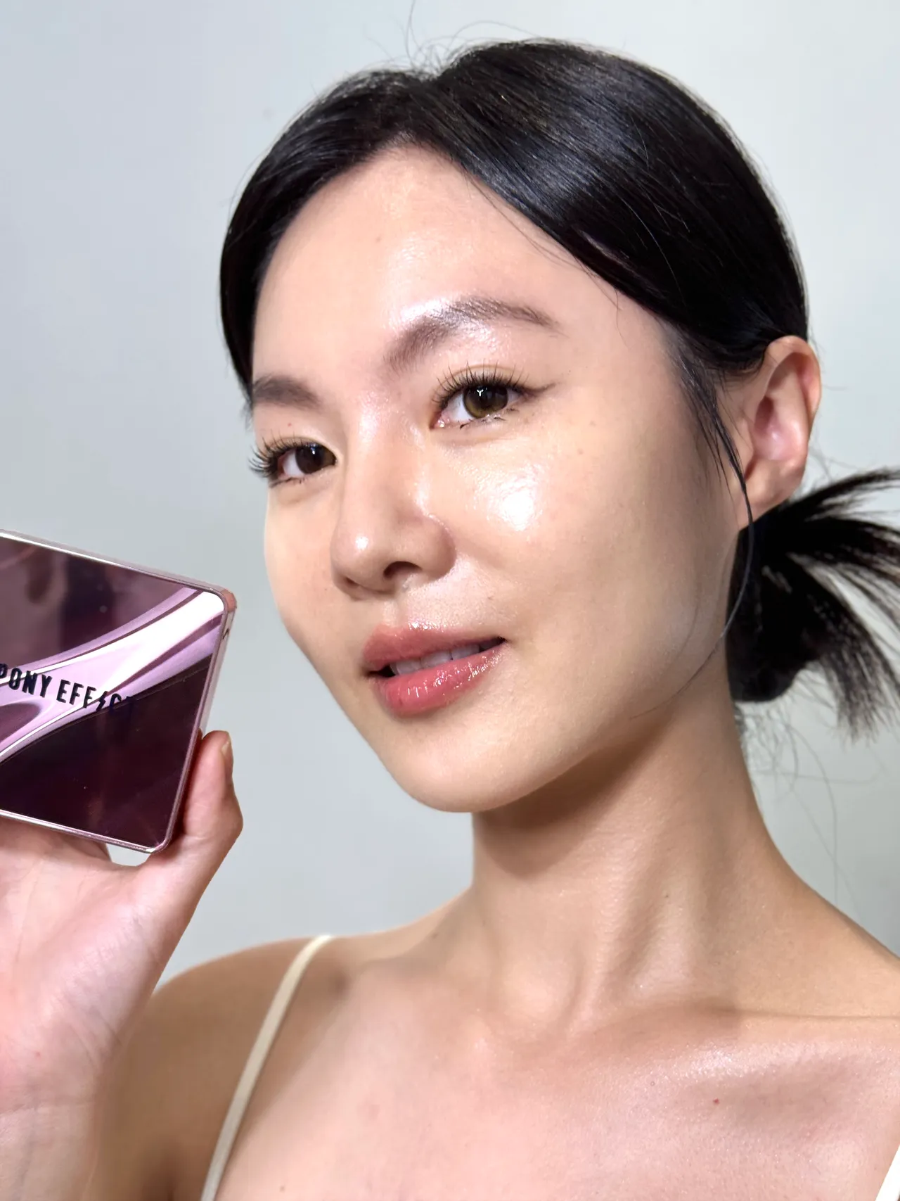 PONY EFFECT極水透光氣墊粉餅升級版擁有精緻水光，同時帶有高遮瑕。張家玲攝