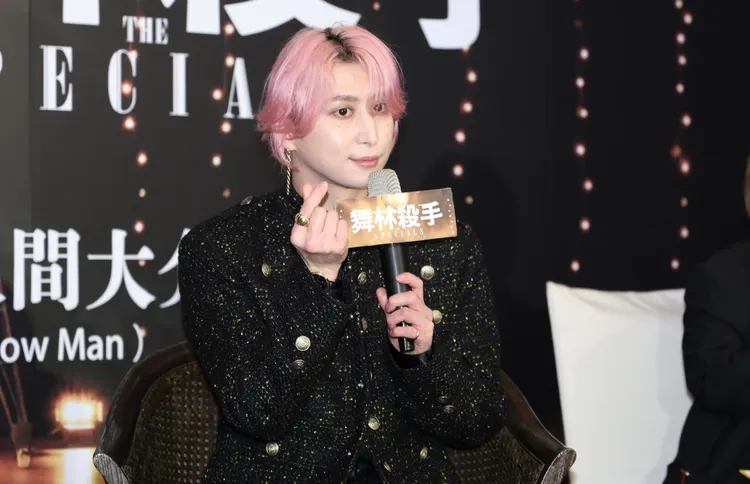 佐久間大介比出手指愛心。莊宗達攝