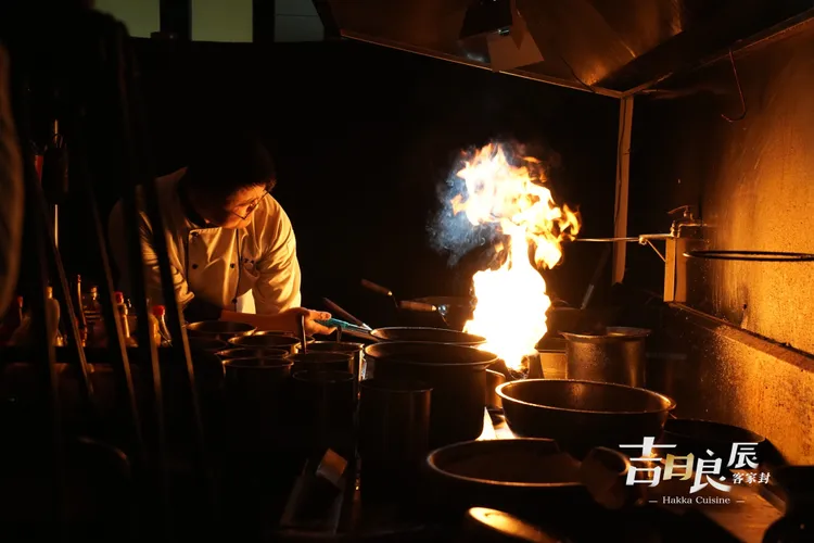 去年獲得紐約電視獎燈光設計金獎的《吉日良辰客家封》再度入圍。客家電視提供