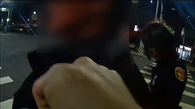 張男為警方帶回保護管束。翻攝畫面