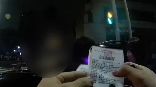 無照男違規左轉遭攔檢！情緒激動衝向快車道　蘆警眼明手快化解危機