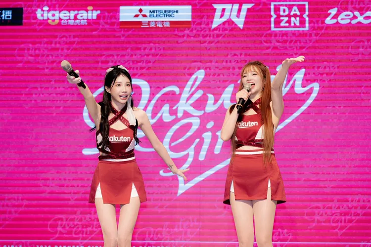 特級副隊長筠熹（左）、隊長曲曲。樂天桃猿提供