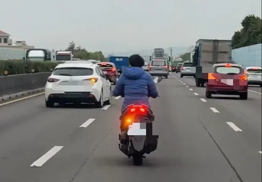 超狂婦人騎上高速路　沒戴安全帽還切內車道　國道警要查