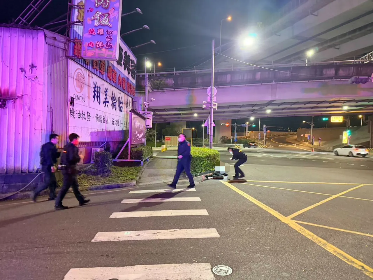 警方獲報趕抵現場。翻攝畫面