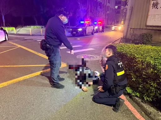 男深夜敬酒卻慘遭4打1！被安全帽「尻」頭逃離　負傷倒馬路邊