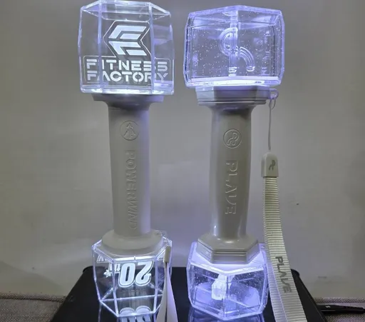 獨家投訴｜春酒禮「啞鈴手燈」涉抄襲K-pop男團　網調侃：這不是致敬，是複製貼上！