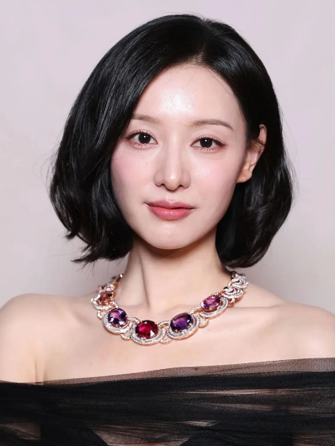 金智媛這套造型的妝容也年輕許多。翻攝IG