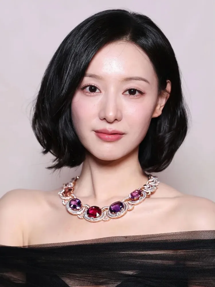 金智媛這套造型的妝容也年輕許多。翻攝IG