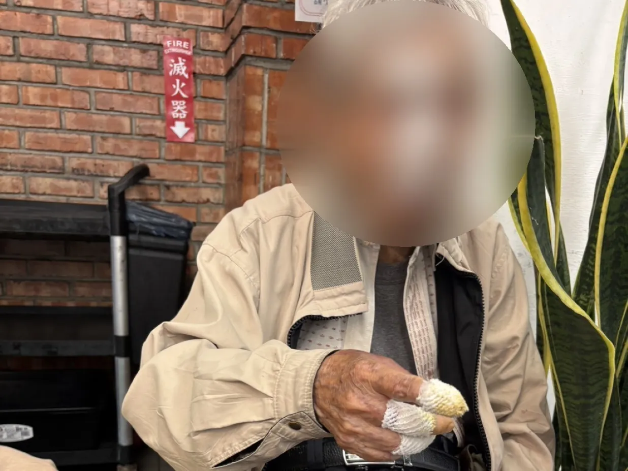 95歲陳翁被誤認為是迷途老人，警方了解原由後便協助送他返家。翻攝畫面