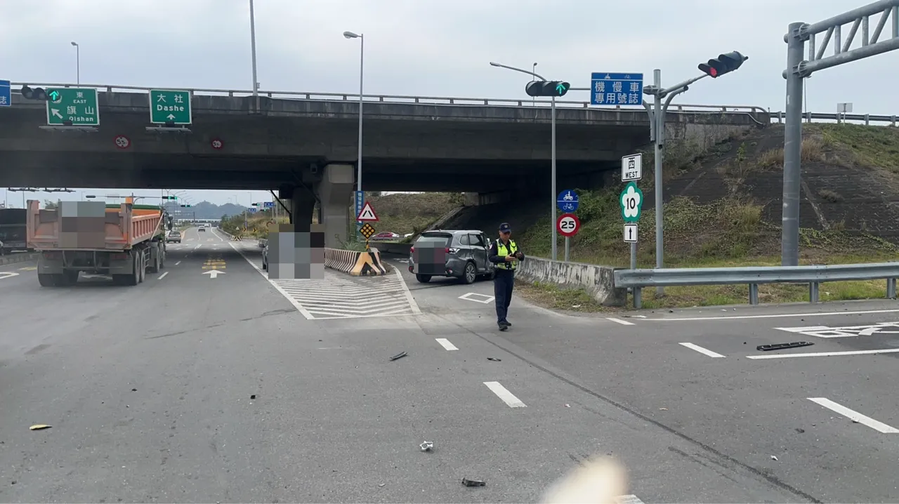 曳引車闖紅燈，與自小客車發生碰撞，造成4人輕傷。翻攝畫面