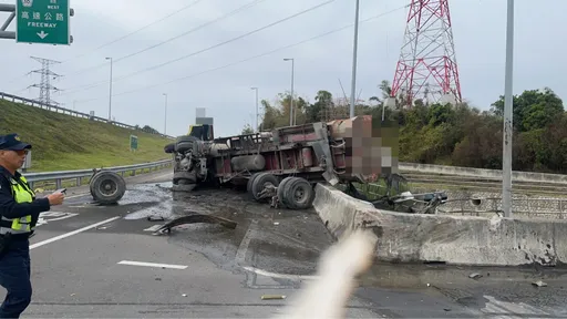 一片狼藉！曳引車闖紅燈碰撞小客車釀4輕傷　大車閃避急煞故障