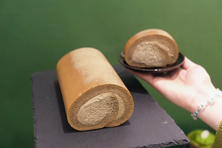 亞尼克白色情人節推薦，1.5倍濃升級的「極濃宇治焙茶生乳捲」，售價699元。業者提供