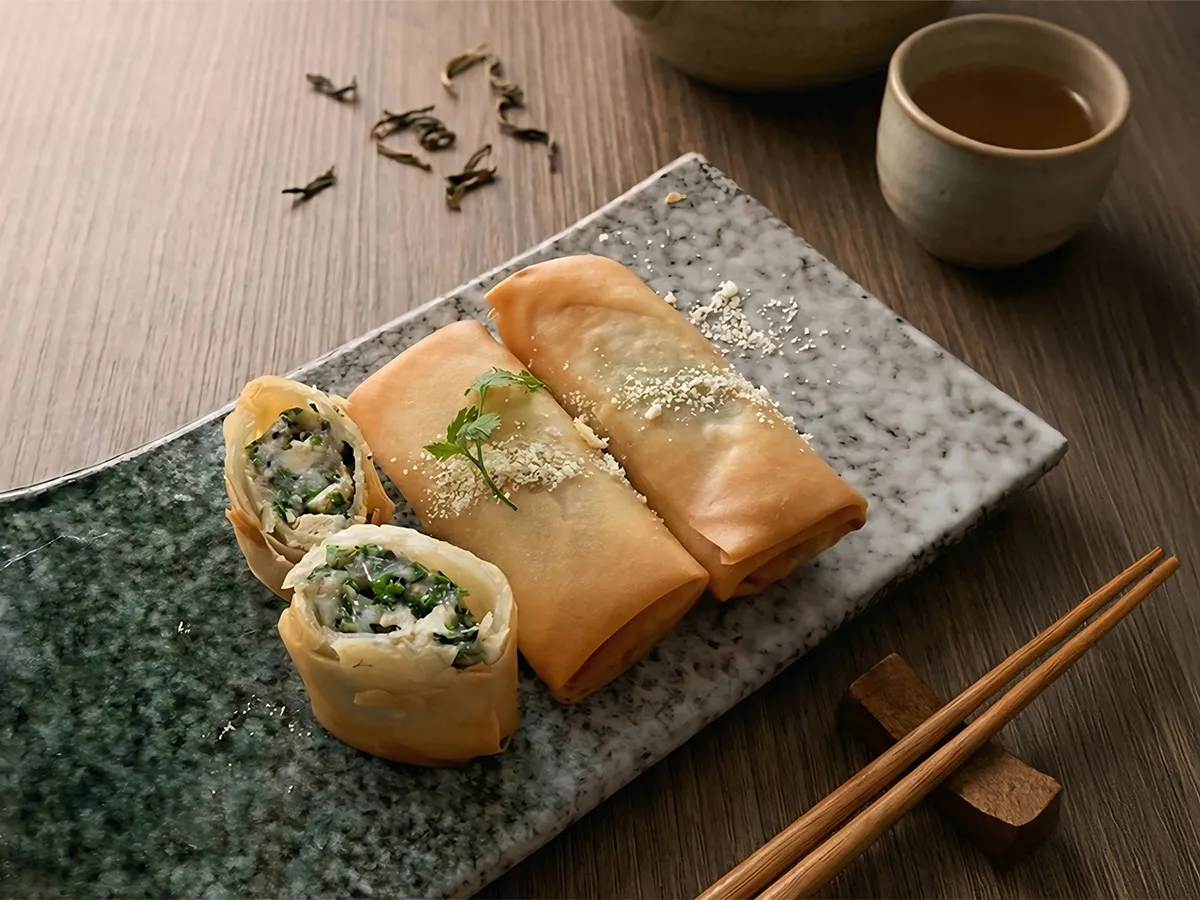 「薺菜鮮肉炸春捲」，外酥內潤，展現江浙春季「咬春」的飲饌意涵。台南遠東香格里拉提供