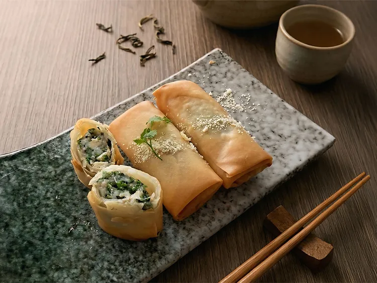 「薺菜鮮肉炸春捲」，外酥內潤，展現江浙春季「咬春」的飲饌意涵。台南遠東香格里拉提供
