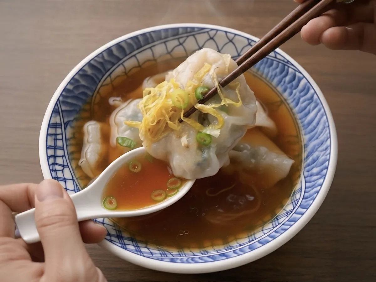「薺菜蝦仁包餛飩」，湯清味鮮，展現江南點心的細緻平衡風味。台南遠東香格里拉提供
