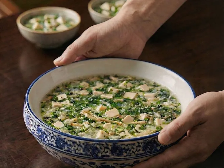 「竹笙薺菜豆腐羹」，以薺菜清香襯托湯品溫潤鮮味，展現江南清羹工法。台南遠東香格里拉提供