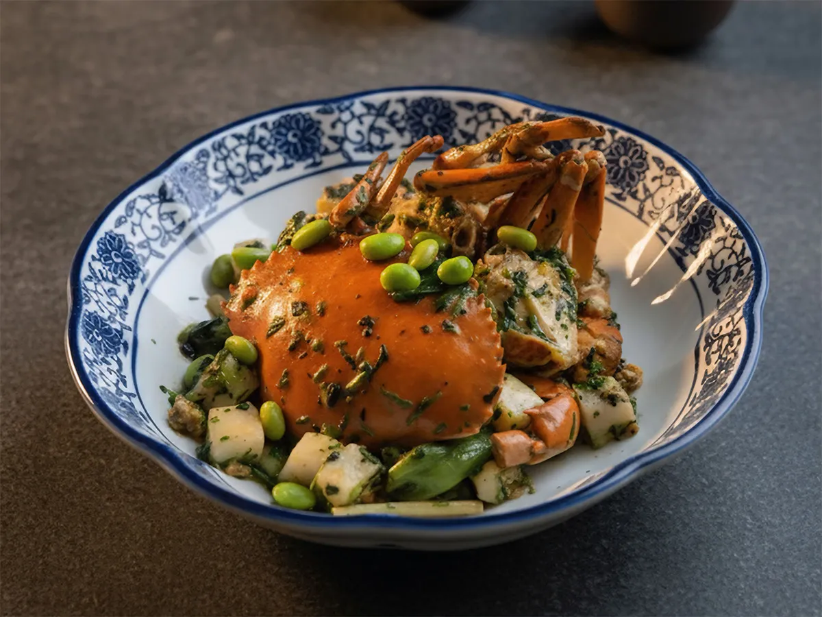 「薺菜年糕燒膏蟹」，以薺菜清香平衡蟹膏濃郁，展現江南燒菜的層次風味。台南遠東香格里拉提供