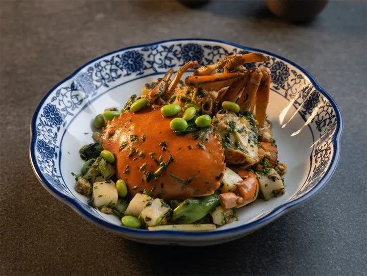 「薺菜年糕燒膏蟹」，以薺菜清香平衡蟹膏濃郁，展現江南燒菜的層次風味。台南遠東香格里拉提供