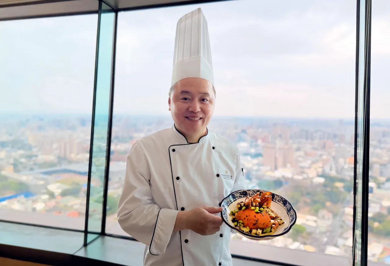 台南遠東香格里拉醉月樓許忠賢主廚春季限定料理「薺菜年糕燒膏蟹」，為「春薺正當時」美食活動主打菜色之一。台南遠東香格里拉飯店提供