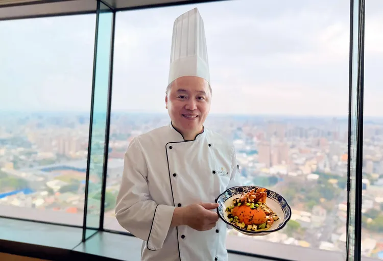 台南遠東香格里拉醉月樓許忠賢主廚春季限定料理「薺菜年糕燒膏蟹」，為「春薺正當時」美食活動主打菜色之一。台南遠東香格里拉飯店提供