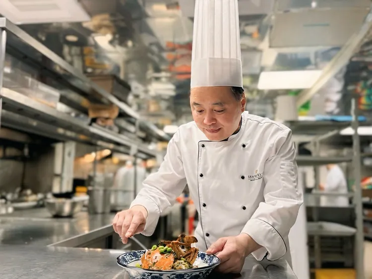 台南遠東香格里拉飯店醉月樓許忠賢主廚，秉持「以季節為本、以原味為先」的料理理念，細膩詮釋春季時令薺菜料理。台南遠東香格里拉提供