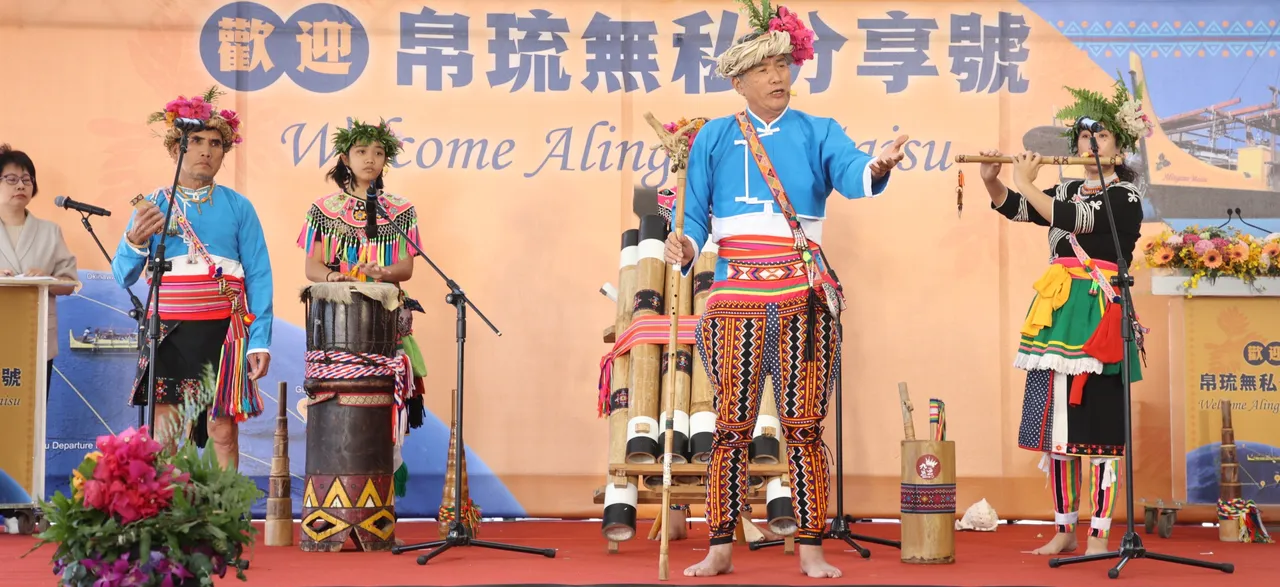 Amis旮亙樂團以阿美族傳統樂器及吟唱迎接無私分享號船員。翻攝畫面