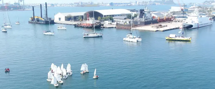 無私分享號7日駛進高雄港，我國航海社群及高雄學校一同伴航及水上迎船。翻攝畫面