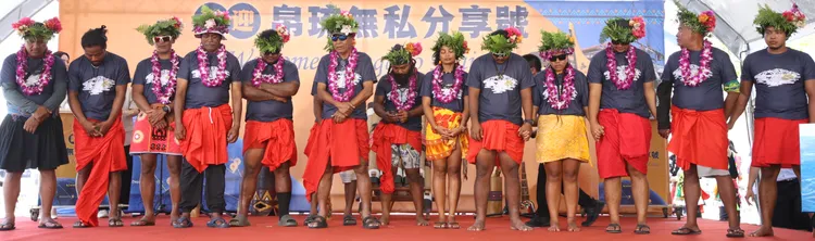 船長Sesario Sewralur與全體船員一同祝禱感恩本次航程順利。翻攝畫面