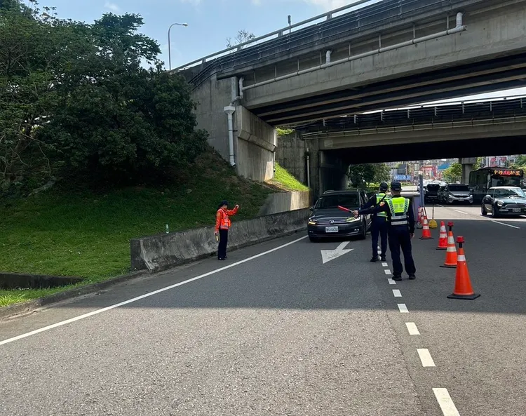 高承載管制。楊梅警分局提供