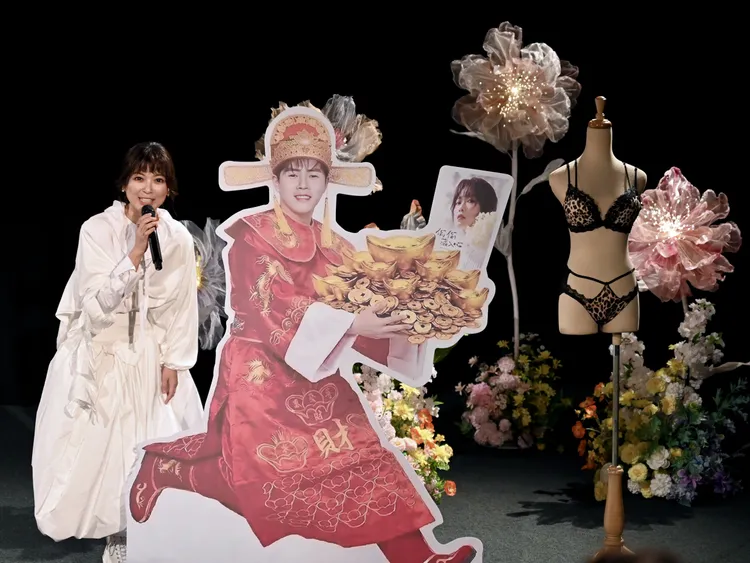 陳孟賢（中）送上人形立牌與性感內衣，祝翁鈺鈞登大人。三立電視藝能中心提供