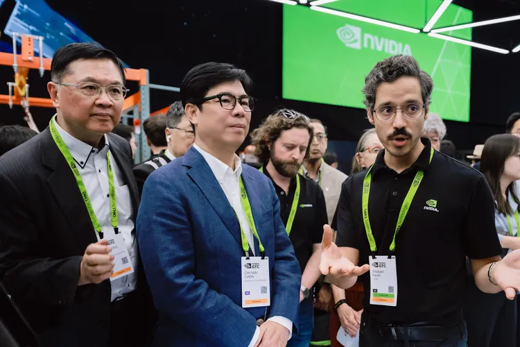 市長陳其邁參訪NVIDIA GTC大會展區，探討生成式AI、機器人技術、數位孿生、代理型AI與物理AI等最新技術在高雄的應用與實踐可能。高市府提供